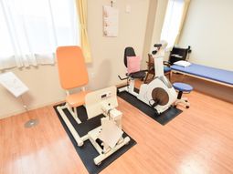 トレーニング機器とリハビリベッド