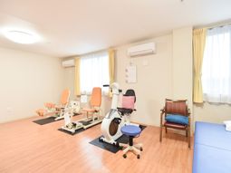 リハビリ機器のある部屋