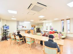 明るい食堂の様子