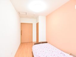 明るいベッドルームの内観