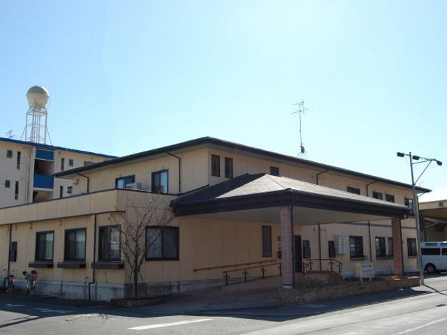 広々とした建物の外観 外観 明るい光が差し込む広々とした建物です。快適に過ごせる環境を提供しています。