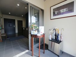 明るい廊下と傘立て