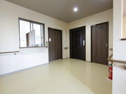 明るく清潔な廊下