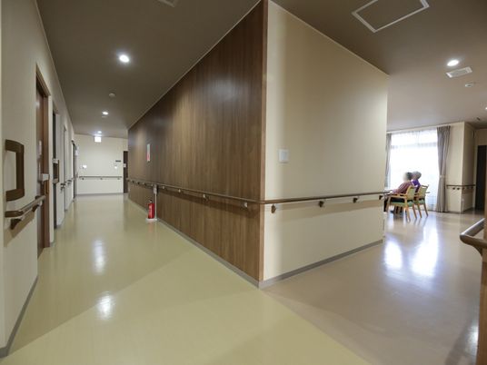 清潔な施設の廊下