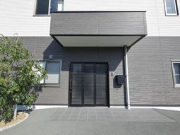 モダンな建物エントランス