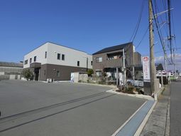 広々とした施設の外観