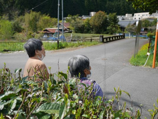 庭で過ごす利用者
