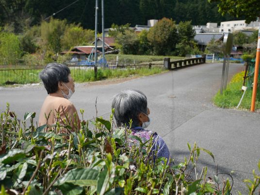 庭で過ごす利用者
