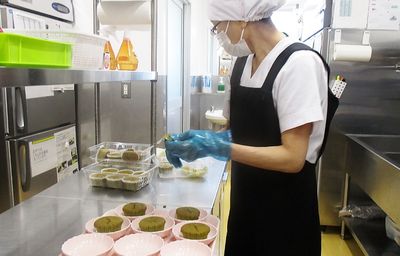 調理の様子を示すキッチン