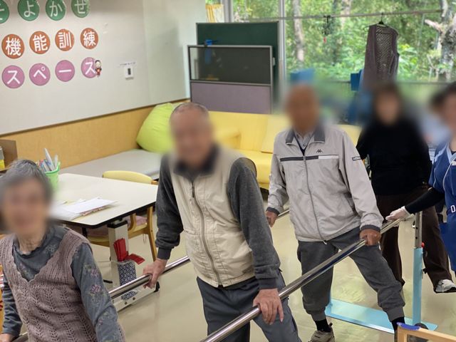 訓練を行う場所 機能訓練室 自然光が差し込む明るいスペースで、皆さん一緒にリハビリに励んでいます。安心のサポート体制です。