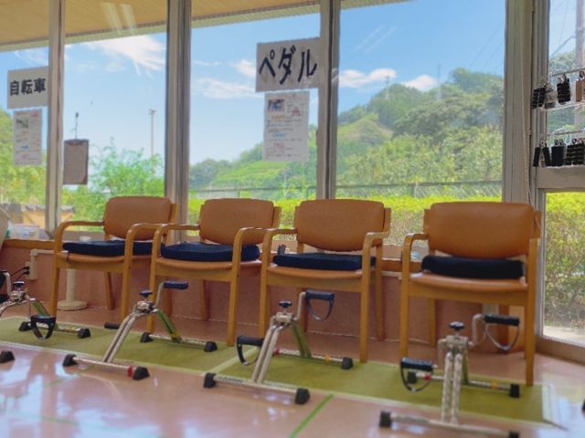 明るい機能訓練室 機能訓練室 陽光溢れる訓練室で、リハビリ用の器具を整えてお待ちしております。大きな窓からは緑が見え、リラックスしてご利用いただけます。