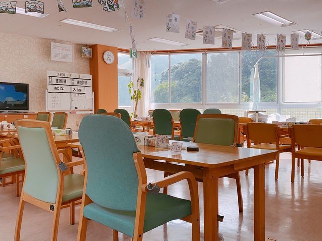 共用ダイニングの明るい空間 ダイニングルーム 広々とした明るいダイニングで、お食事や交流が楽しめる温かな雰囲気です。