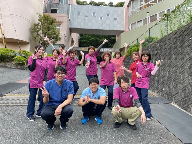 笑顔のスタッフ集合 スタッフイメージ 明るい表情のスタッフが皆様をお迎えします。温かい雰囲気の中、日々のサポートを行っています。