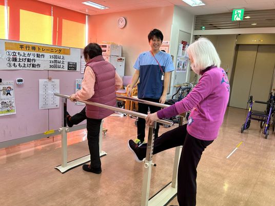 機能訓練で笑顔の利用者