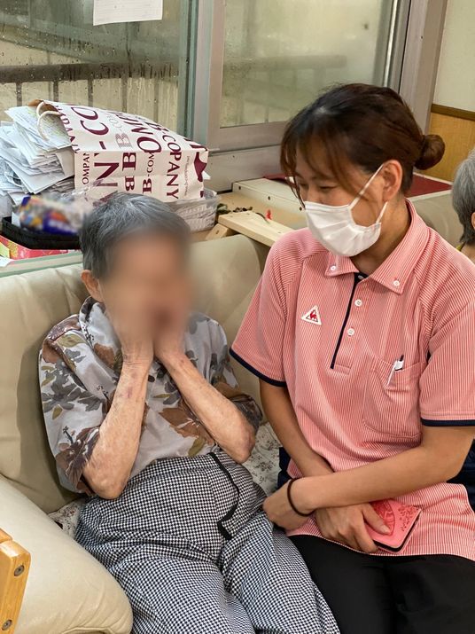 和やかな交流の場面