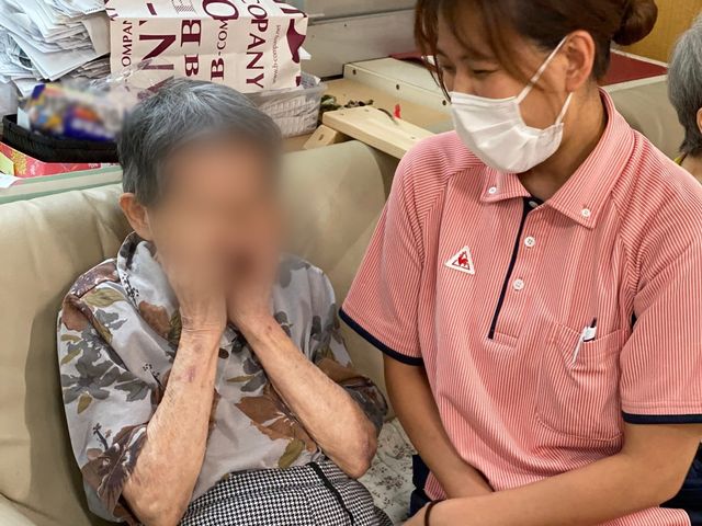 和やかな交流の場面 ラウンジ スタッフと利用者が和やかな会話を楽しむラウンジです。リラックスできる空間が広がっています。