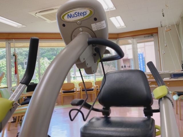 機能訓練室の様子 機能訓練室 清潔感あふれる訓練スペースが見えます。リハビリ用の器具が整い、健康維持に役立ちそうです。