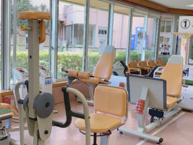 明るいトレーニング機器 機能訓練室 広々としたトレーニングスペースです。日差しを感じながら、お体のリハビリが行える環境が整っています。