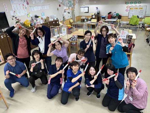 笑顔のスタッフ集合写真 スタッフイメージ 陽気な表情を見せるスタッフたちが、一堂に会しており、親しみやすい環境が伝わります。