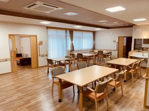 自然光が差し込む食堂