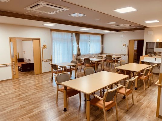 自然光が差し込む食堂