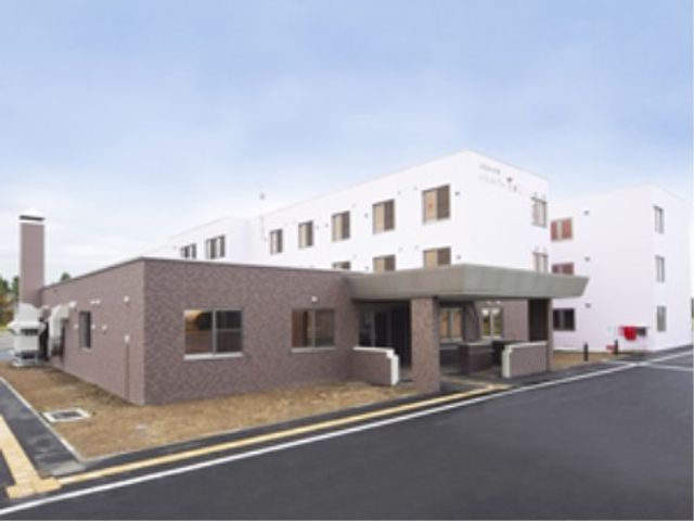 清潔感ある施設外観 外観 新築のようなモダンな建物で、駐車場も完備しています。働きやすい環境が整っており、設備も充実していそうです。
