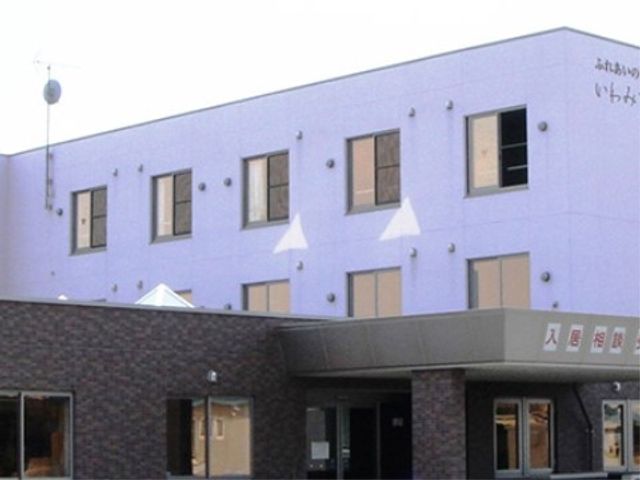 清潔感のある外観 外観 広々とした入り口が迎えるモダンな建物です。清掃が行き届いており、快適な職場環境を提供しています。