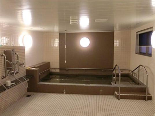 明るい浴室の天井の要所には天掛せ式の換気扇が設置されており、高湿度による不快感を防止することができる。