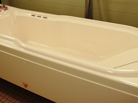 浴室に設置された幅の広い浴槽である。浴槽の座る部分はより窪んでおり、入浴中の滑り込みを防止することができる。