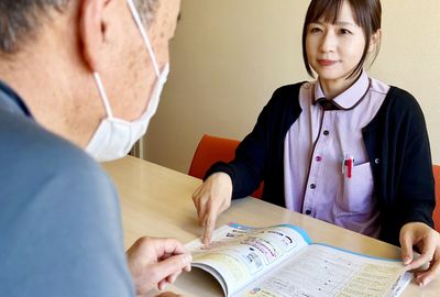 スタッフと利用者の対話シーン  