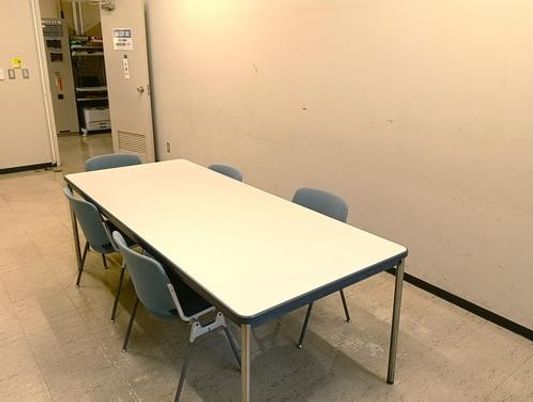 会議用テーブルの多目的室  