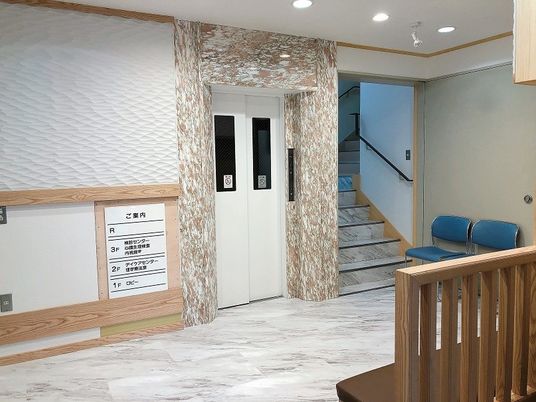 階段とエレベーターのある廊下