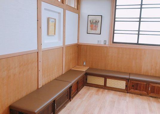 明るいベンチのある部屋