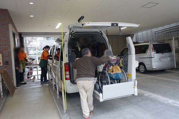 車いすのリフト操作場面