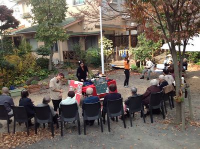 外で集う人々の庭