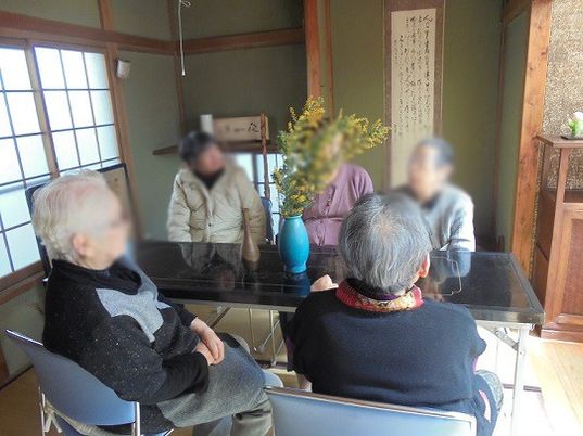和室で談笑している様子