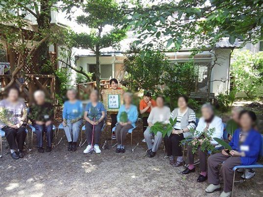 庭で団らんする様子