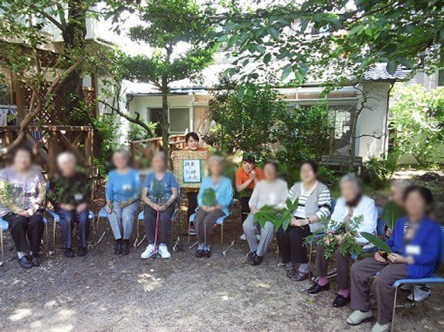 庭で団らんする様子