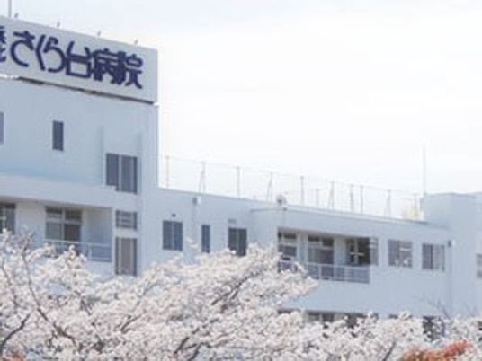 桜と建物外観  