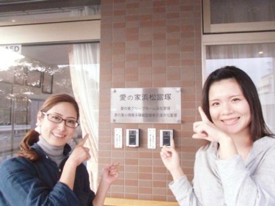 スタッフの笑顔と掲示物