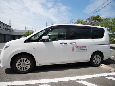送迎車両のサイドビュー