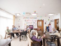 明るい多目的室の様子