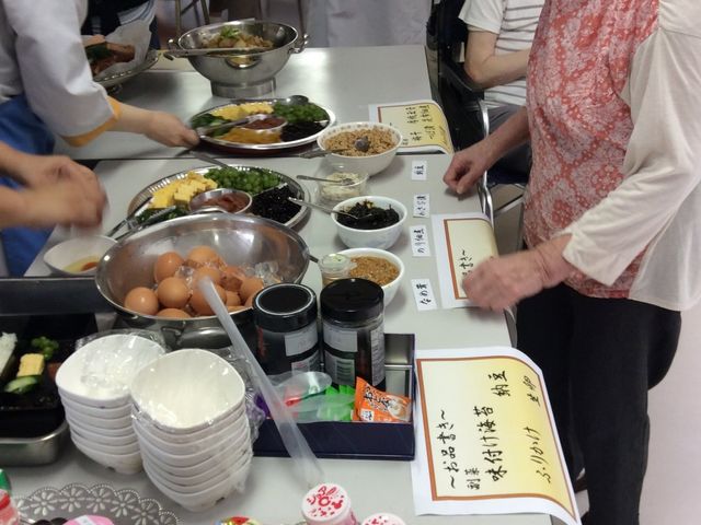 食事を選ぶ風景 ダイニングルーム 入居者が自分で選んだ食事を楽しめる環境です。交流の場としても活用されています。
