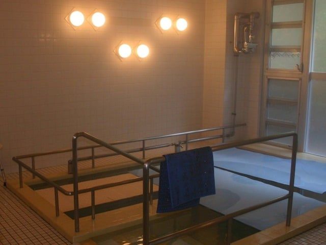 温かな浴室 浴室 光が優しく差し込む浴室です。リラックスできる空間で、施設利用者の癒しのひとときをサポートします。