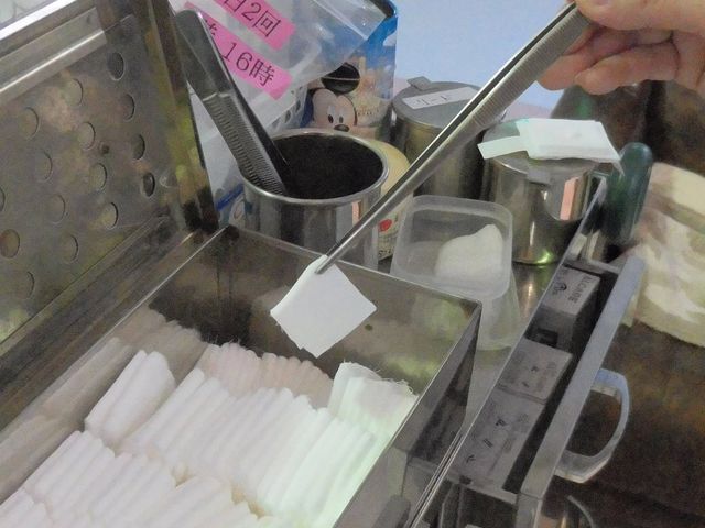 スタッフの作業風景 スタッフイメージ 衛生用品を用いた作業の様子です。新人スタッフの業務イメージをつかむ参考になります。
