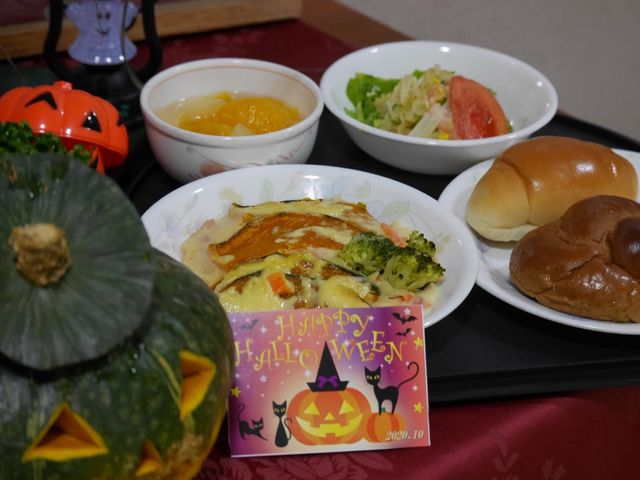 ハロウィンの料理 食堂 季節を感じるハロウィンの料理が提供される食堂です。利用者の方も楽しめる工夫がされています。