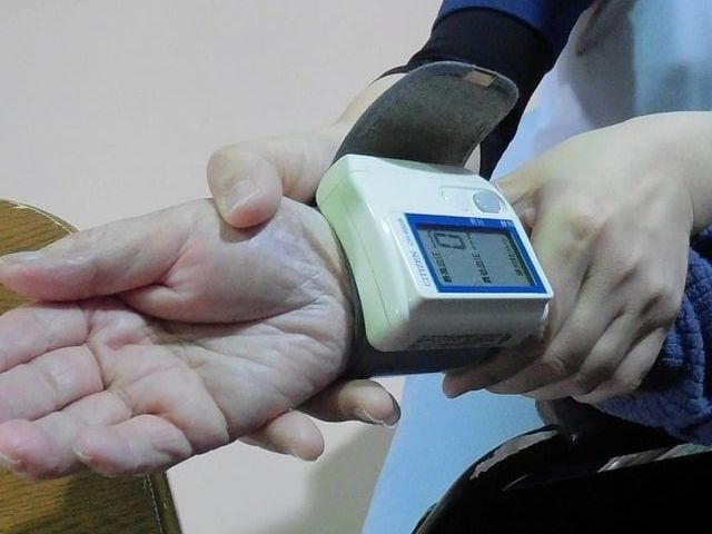 健康管理サポートの様子 スタッフイメージ 体調管理の一環として、専任スタッフが血圧を測定しています。安心して働ける環境です。
