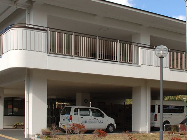 白い建物の外観 外観 明るい空と自然に囲まれた、落ち着いた雰囲気が魅力の施設です。清潔感あふれる外観が特徴です。