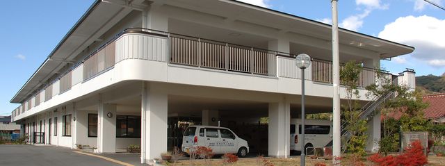 白い建物の外観