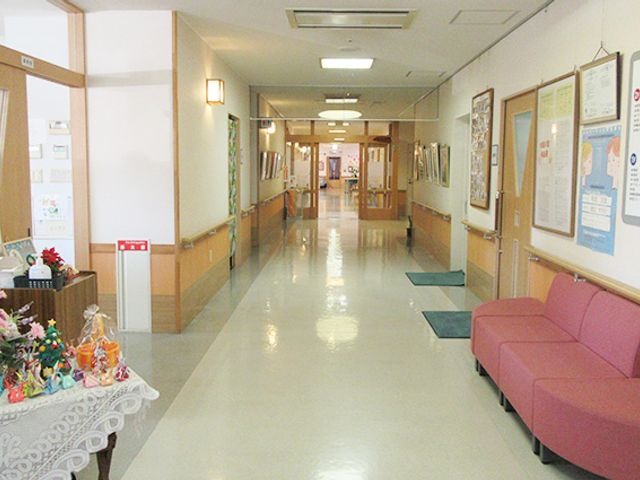 くつろぎの廊下 廊下 自然光が差し込む廊下は、落ち着いた雰囲気で、利用者の交流スペースとして最適です。